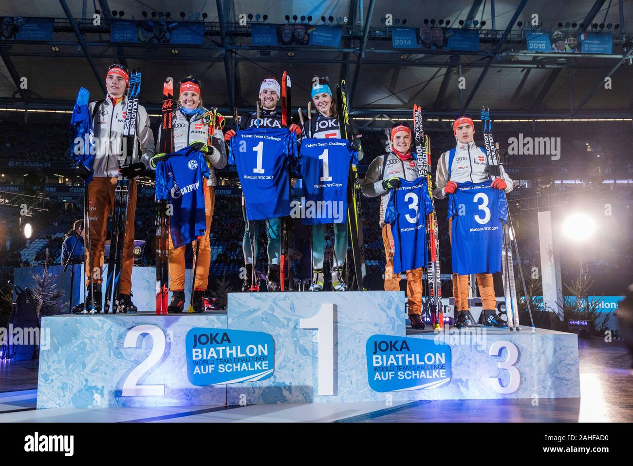 Siegerehrung L-R: Philipp Lipowitz, Lisa Funke (Deutschland), Camille Bened, Sebastien Mahon (Frankreich), Sabrina Braun, Julian Hollandt (Deutschland). Premiere der Juniorkonkurrenz Talent Team Challenge (TTC) während der Biathlon auf Schalke. Stockfoto