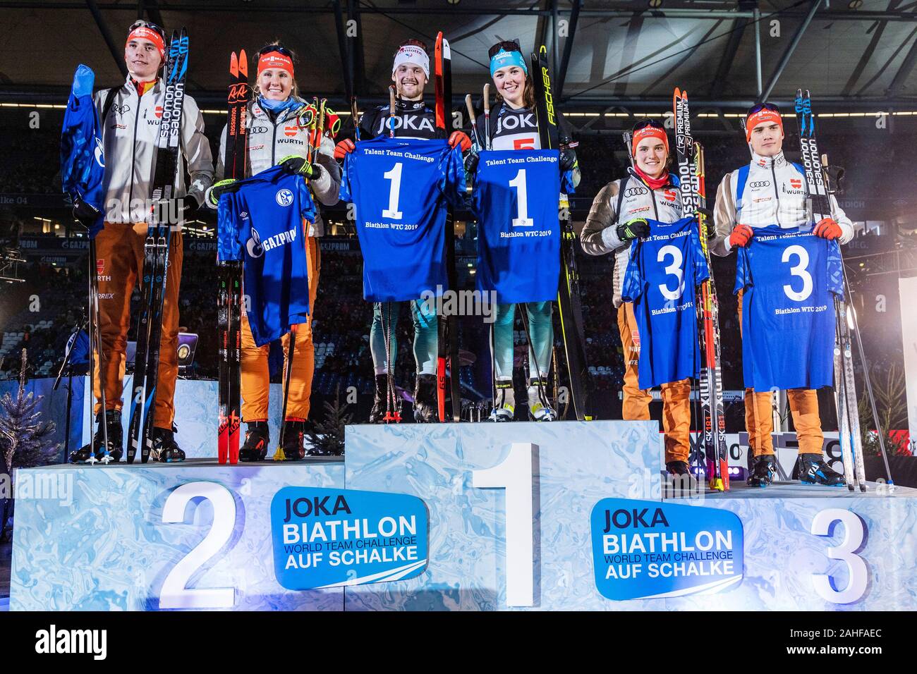 Siegerehrung L-R: Philipp Lipowitz, Lisa Funke (Deutschland), Camille Bened, Sebastien Mahon (Frankreich), Sabrina Braun, Julian Hollandt (Deutschland). Premiere der Juniorkonkurrenz Talent Team Challenge (TTC) während der Biathlon auf Schalke. Stockfoto