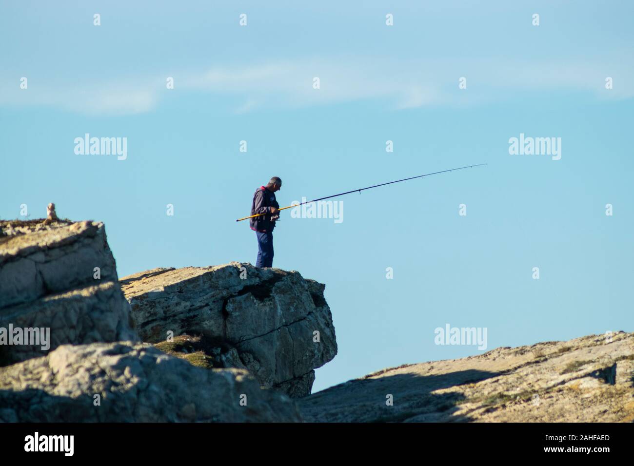 Mann Meer angeln auf den Felsen am Papoa Punkt Peniche Portugal Estremadura Stockfoto