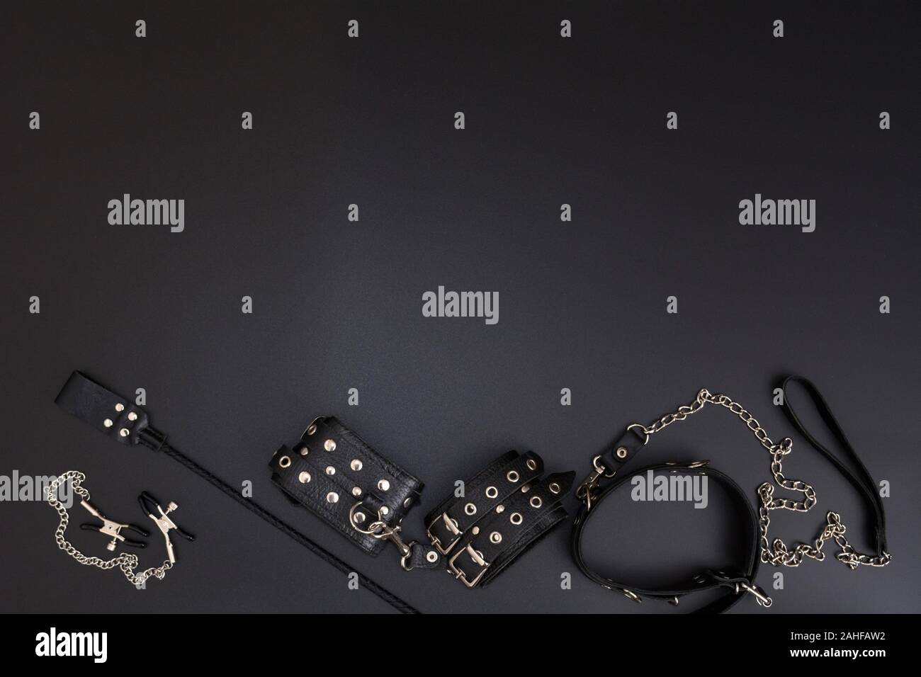 Leder Handschellen, Peitsche, Nippel Klemmen und auf schwarzem Hintergrund  Stapel Stockfotografie - Alamy