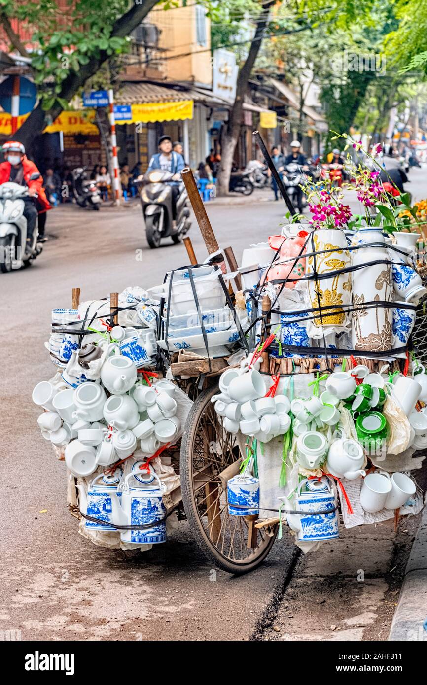 Vietnamesische Fahrrad mit Geschirr Hanoi Old Quarter geladen, Vietnam Stockfoto