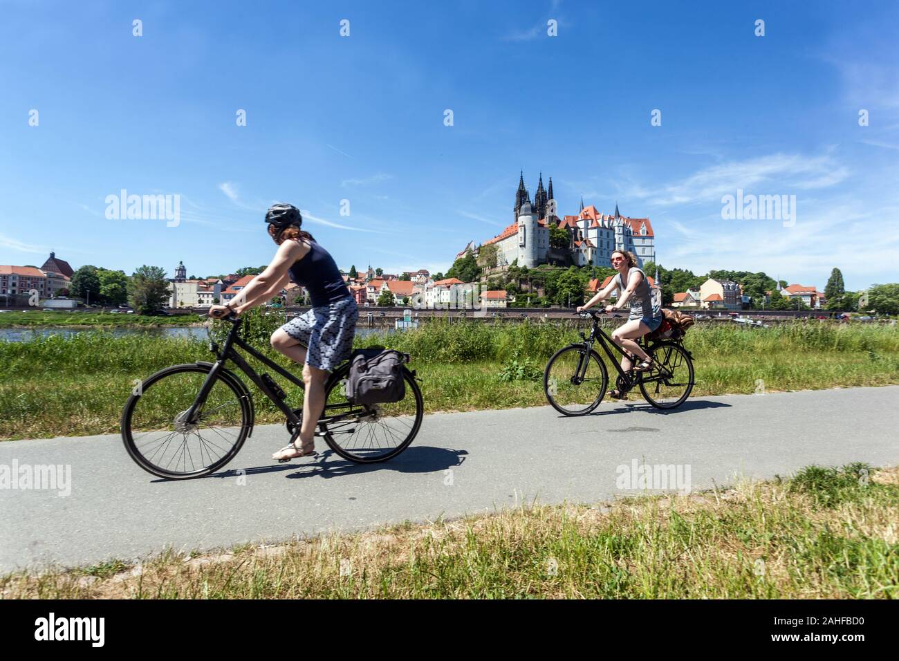 Zwei deutsche Frauen auf dem Fahrrad, entlang der Elbe Meißen Deutschland Schlösser Sachsen, Frauen auf dem Fahrrad Stockfoto