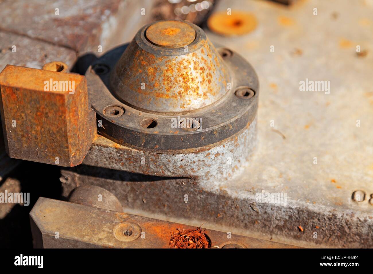 Eine Maschine, die für die Gestaltung von Holz, Metall oder einem anderen Material durch einen rotierenden Antrieb, der das Stück an gegen wechselbaren Schneidwerkzeugen gearbeitet wird Stockfoto