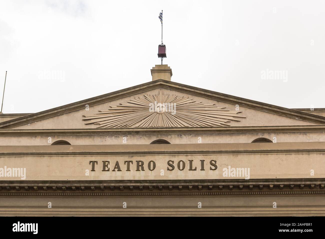 Blick auf den berühmten Solis Theater Fassade, die älteste in Montevideo, gegenüber der Plaza Independencia, Montevideo, Uruguay. Südamerika Stockfoto