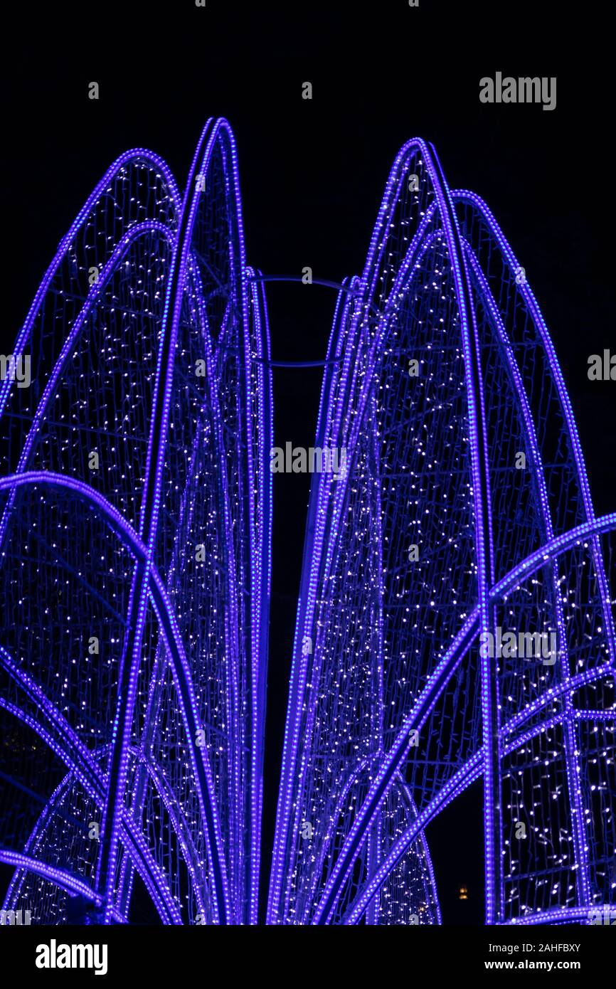 Niagara Falls, Ontario, Kanada, 27. Dezember 2019: Hellen violett blau Skulptur im Winter Festival der Lichter Stockfoto