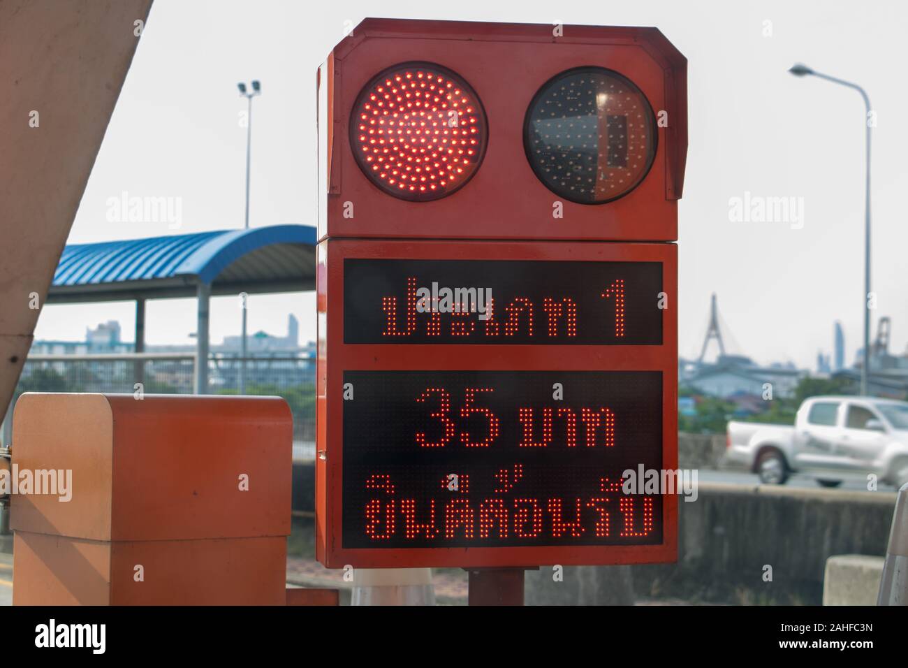 BANGKOK, THAILAND, Jun 03 2019, Semaphor am Tor der Autobahn Eingang. Namensschild auf der Autobahn die Ausfahrt mit rote Ampel. Eine Gebühr die Expres zu verwenden Stockfoto