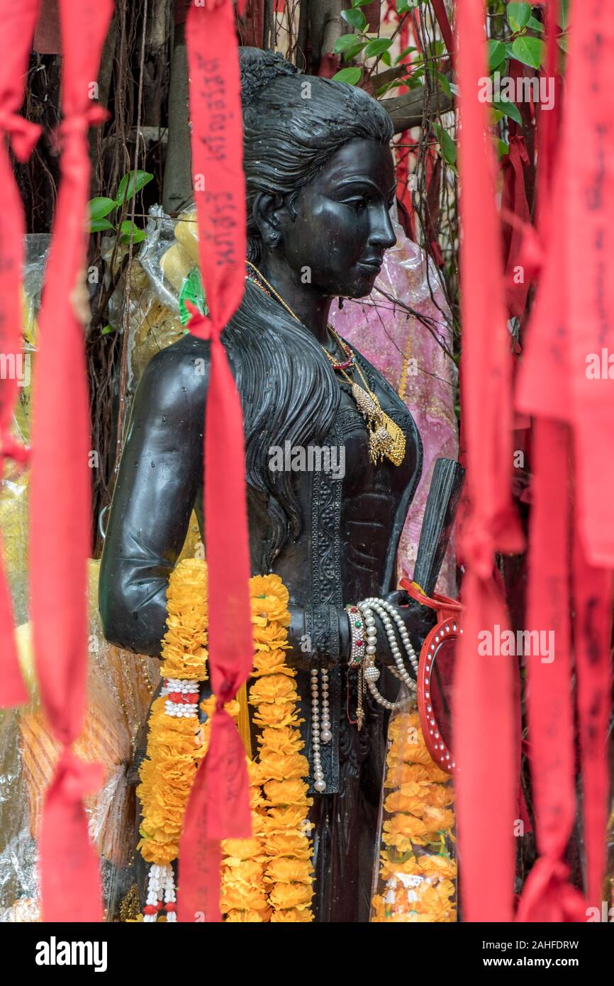 Die schwarze statue Nang Ta-khian-Lady von Ta-khian, einem weiblichen Geist der Folklore von Thailand. Stockfoto