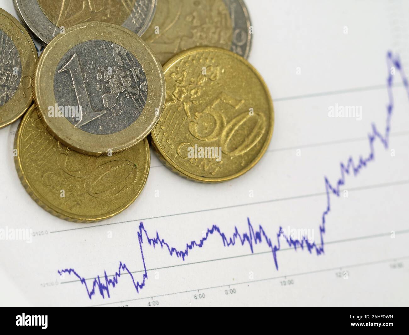 Euro-Münzen liegen auf einem graph Konzept der europäischen Börsenhandel Stockfoto