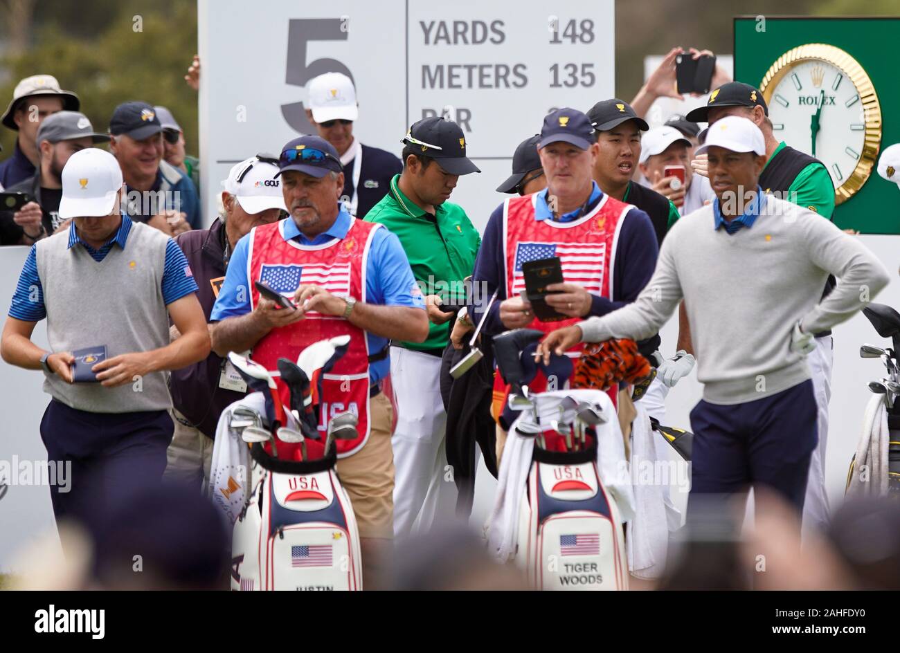 Dezember 12, 2019, Melbourne, Victoria, Australila: Tiger Woods (R) und sein caddie Joe LaCava warten auf dem 5-T-Stück in der zweiten Runde der Präsidenten Cup am Royal Melbourne Golf Club. (Bild: © Debby Wong/ZUMA Draht) Stockfoto