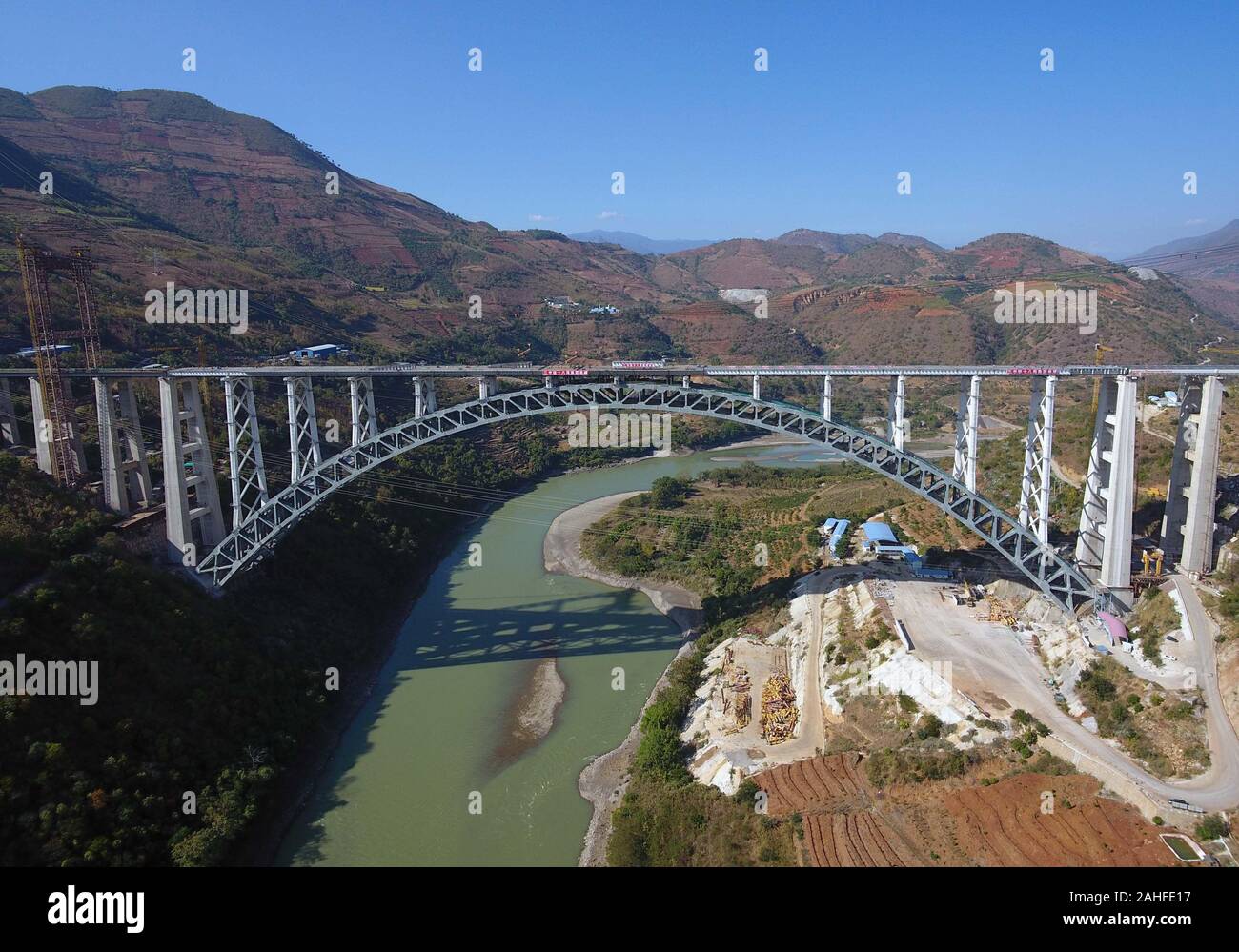 Baoshan, China. 29 Dez, 2019. Luftbild am Dez. 29, 2019 zeigt die Bogenbrücke des Dali-Ruili Eisenbahn über nujiang Fluss im Südwesten der chinesischen Provinz Yunnan. Der Hauptteil der Brücke wird am 04.12.30 abgeschlossen sein. Die Brücke ist die derzeit längste-spanning Eisenbahn Bogenbrücke mit einer Spannweite von 490 Meter. Credit: Yang Zongyou/Xinhua/Alamy leben Nachrichten Stockfoto