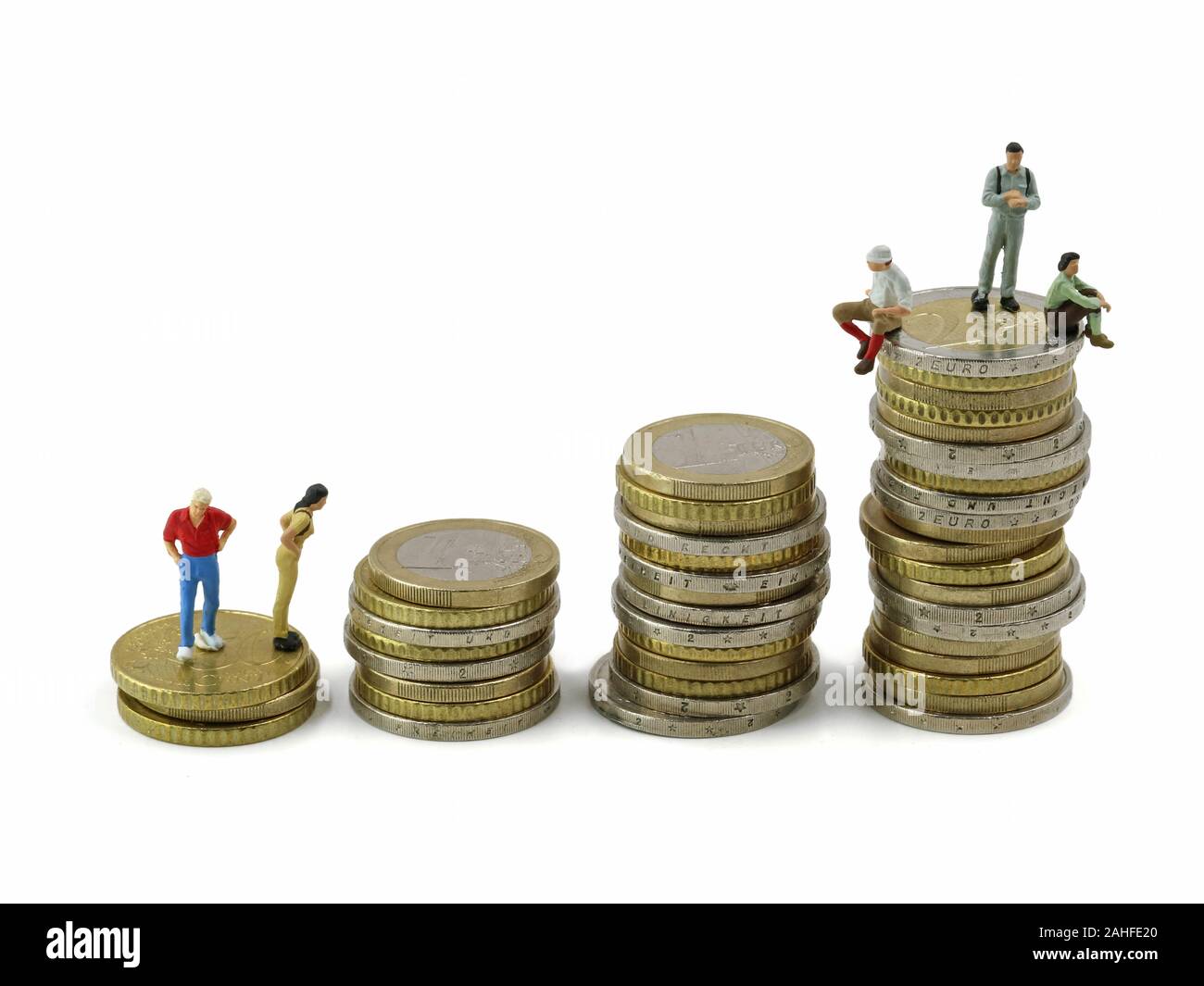 Miniatur Menschen auf der Euro-Münzen auf weißem Hintergrund stack, Konzept des Ungleichgewichts zwischen reichen und armen Stockfoto