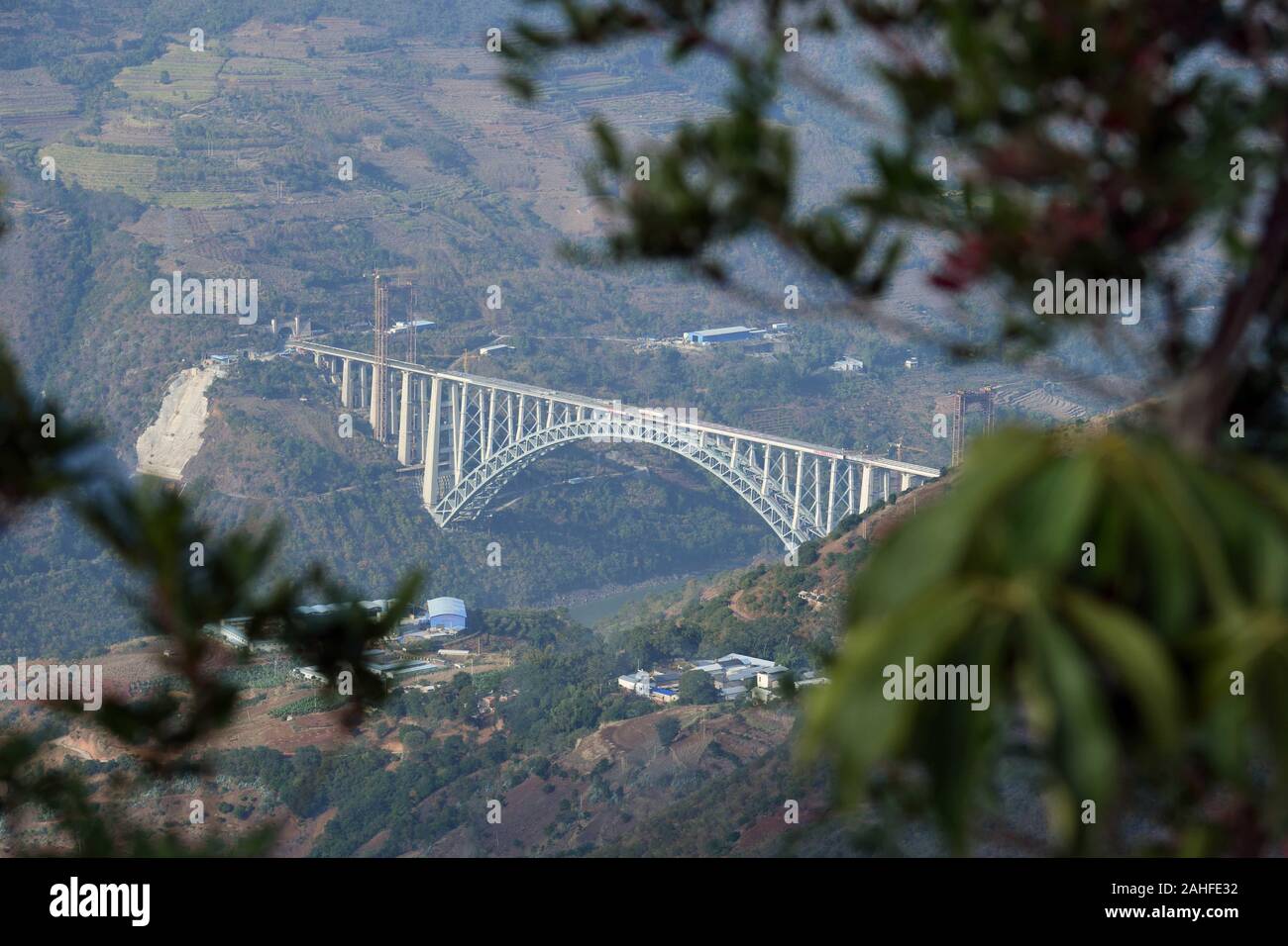 Baoshan, China. 29 Dez, 2019. Foto auf Dez. 29, 2019 zeigt die Bogenbrücke des Dali-Ruili Eisenbahn über nujiang Fluss im Südwesten der chinesischen Provinz Yunnan. Der Hauptteil der Brücke wird am 04.12.30 abgeschlossen sein. Die Brücke ist die derzeit längste-spanning Eisenbahn Bogenbrücke mit einer Spannweite von 490 Meter. Credit: Yang Zongyou/Xinhua/Alamy leben Nachrichten Stockfoto