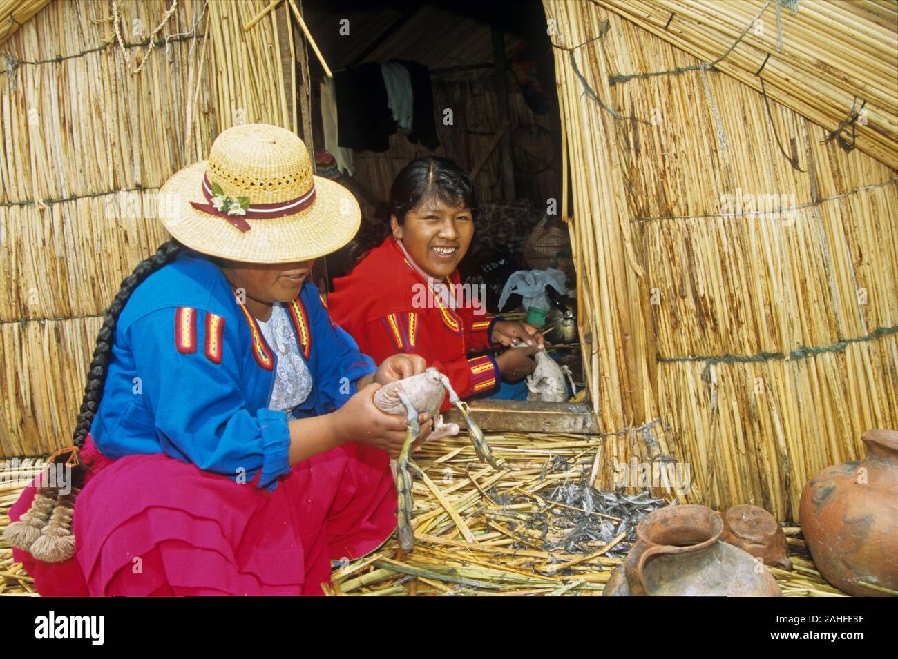 Native Uro Dame, die schwimmenden Inseln der Uros, Titicacasee, Puno, Peru Stockfoto