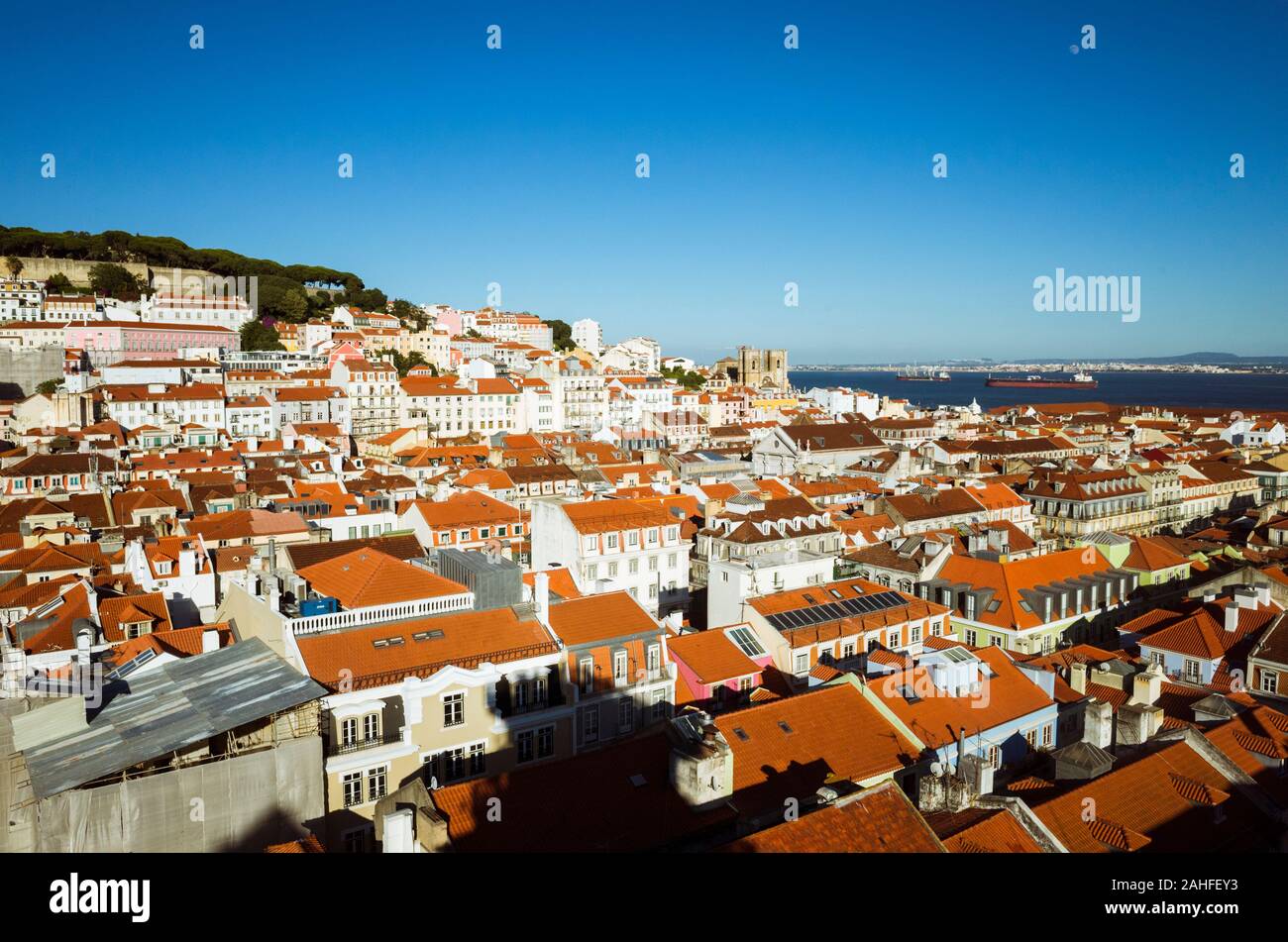 Lissabon, Portugal: Baixa Innenstadt und die Kathedrale von Lissabon Übersicht als aus dem Aufzug Santa Justa gesehen. Stockfoto