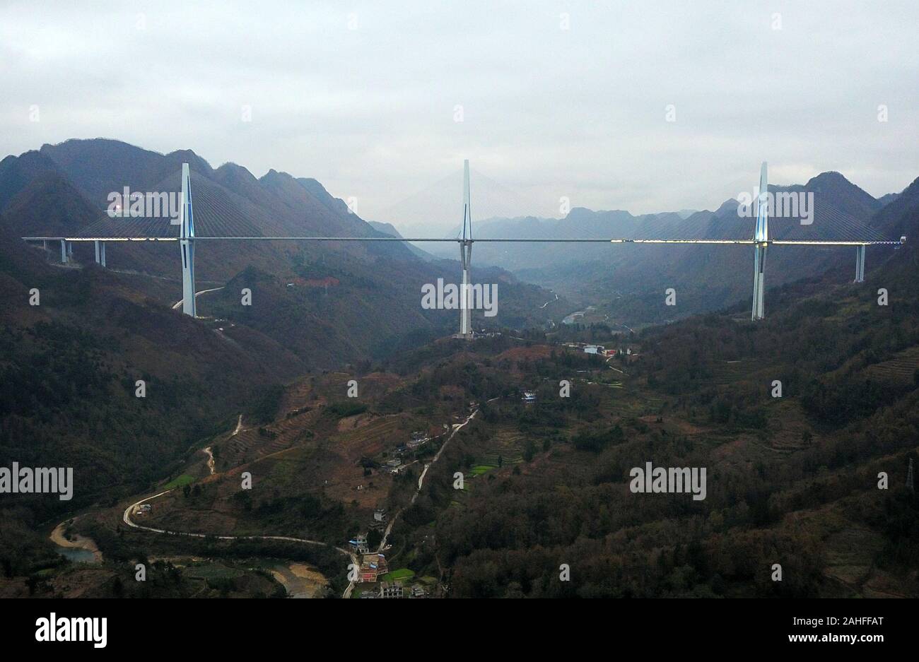 Pingtang, China. 29 Dez, 2019. Luftbild am Dez. 29, 2019 zeigt eine Ansicht der Pingtang Brücke im Südwesten Chinas Provinz Guizhou. Die Brücke, eine kolossale Kabel-Viadukt mit einer Spannweite von 2.135 Metern unterstützt, hat die Akzeptanz führte vor kurzem und es wird Verkehr bald öffnen. Credit: Yang Wenbin/Xinhua/Alamy leben Nachrichten Stockfoto