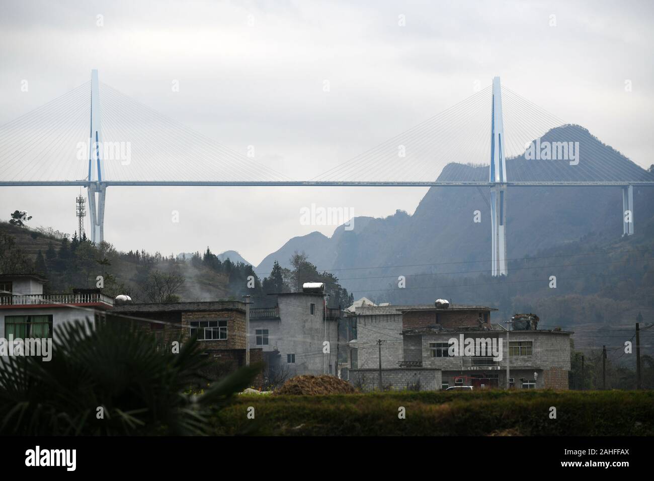 Pingtang, China. 29 Dez, 2019. Foto auf Dez. 29, 2019 zeigt eine Ansicht der Pingtang Brücke im Südwesten Chinas Provinz Guizhou. Die Brücke, eine kolossale Kabel-Viadukt mit einer Spannweite von 2.135 Metern unterstützt, hat die Akzeptanz führte vor kurzem und es wird Verkehr bald öffnen. Credit: Yang Wenbin/Xinhua/Alamy leben Nachrichten Stockfoto