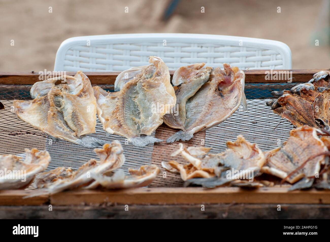 Um die Fische die portugiesischen Fischer trocknen sie die Fische in der Sonne am Strand zu bewahren. In Nazare, Portugal fotografiert. Stockfoto