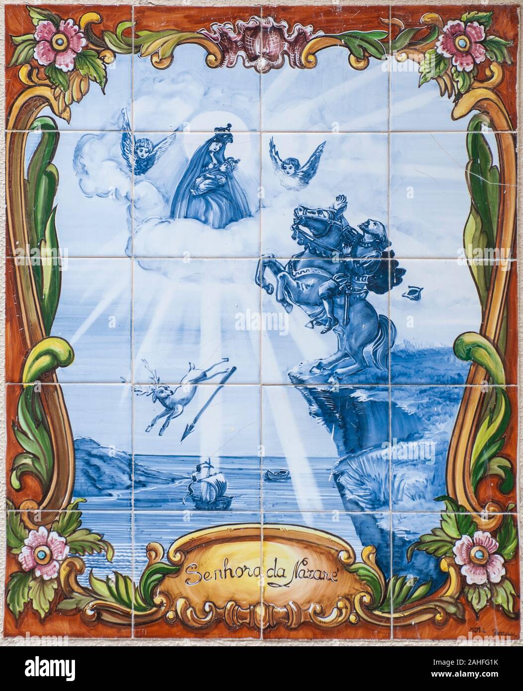 Christlich-religiöse Kunst in handbemalten Keramikfliesen. Sinhora Da Nazare (Unsere Liebe Frau von Nazareth) in Nazare, Portugal fotografiert. Stockfoto