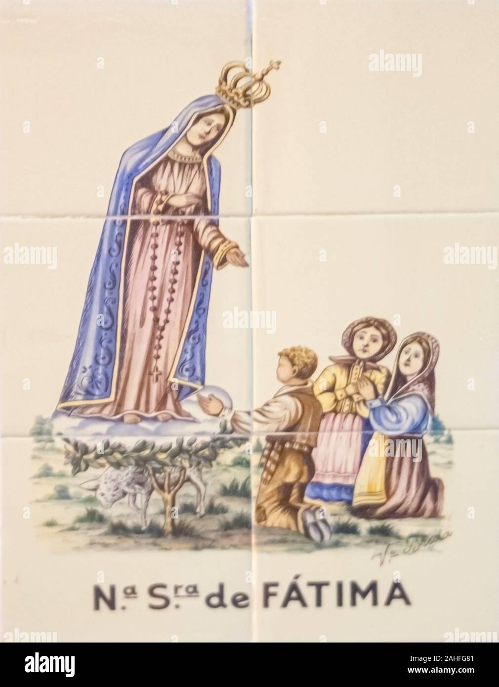 Unsere Liebe Frau von Fatima (1917 Erscheinung der Jungfrau Maria in Fatima, Portugal) Christliche religiöse Kunst in der Hand keramische Fliesen bemalt. In naz fotografiert. Stockfoto
