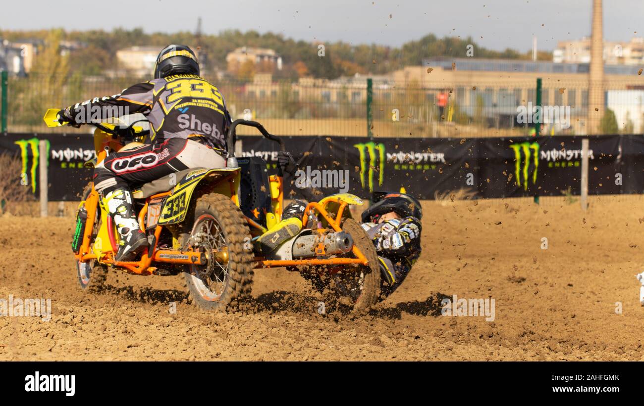 Oktober 24, 2019 Ukraine Irpen: World Motocross Championship auf Motorrädern mit einem Kinderwagen Stockfoto