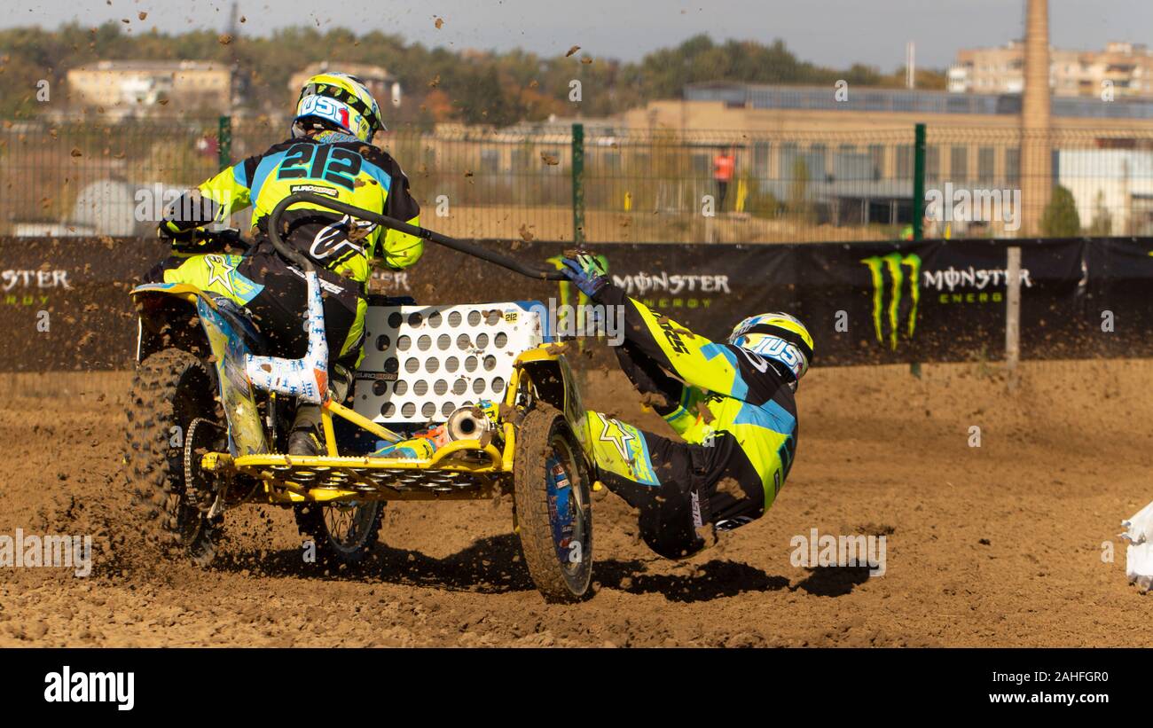 Oktober 24, 2019 Ukraine Irpen: World Motocross Championship auf Motorrädern mit einem Kinderwagen Stockfoto