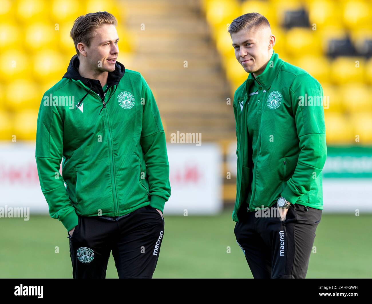 Livingston, Schottland, Großbritannien. 29. Dezember 2019. Tony Makkaroni Arena, Livingston, West Loathian, Schottland; Schottische Premiership Fußball, Livingston v Hibernian FC; Scott Allan von Hibernian und Fraser Murray von Hibernian prüfen Sie die Tonhöhe vor Kick off-redaktionelle Verwendung Credit: Aktion Plus Sport Bilder/Alamy leben Nachrichten Stockfoto