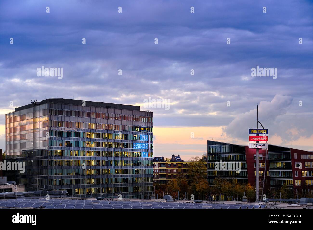 6. November, 2019, Brücke 1, Sitz der METRO AG, die über eine dunkle und trübe Himmel am Abend Stockfoto 6. November, 2019, Brücke 1, Sitz der METRO AG, die über eine dunkle und trübe Himmel am Abend Stockfoto