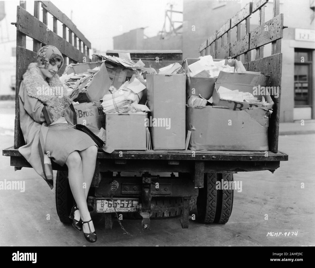 JOAN CRAWFORD 1928 Werbung Foto sitzen auf der Rückseite des Lkw mit ihr Fan Mail/Briefe an MGM Studio Metro Goldwyn Mayer Stockfoto