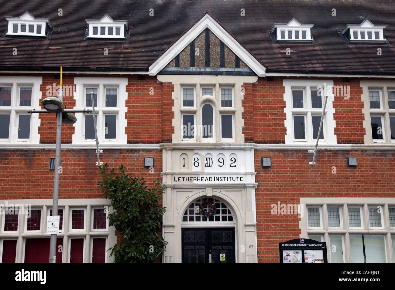 Die Letherhead Institut, erbaut 1892. Die Schreibweise ist so die richtige Schreibweise in der Viktorianischen Zeit. Leatherhead, Surrey, UK, 2019. Stockfoto