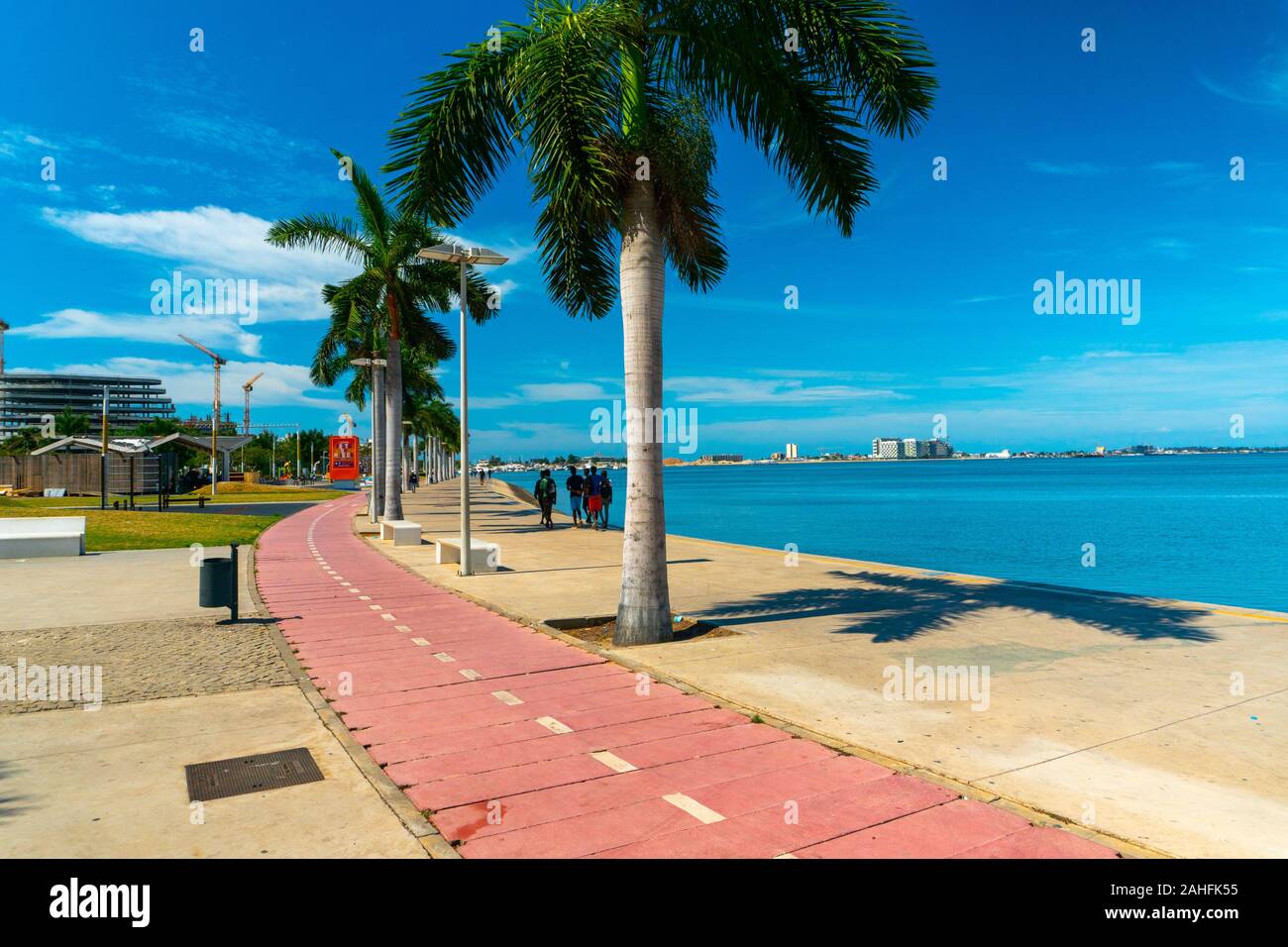 Luanda, angolanischer Zeit - 15. Dezember 2019: Menschen, die an einem sonnigen Tag in der Bucht von Luanda spazieren gehen. Redaktionelle Illustration. Stockfoto