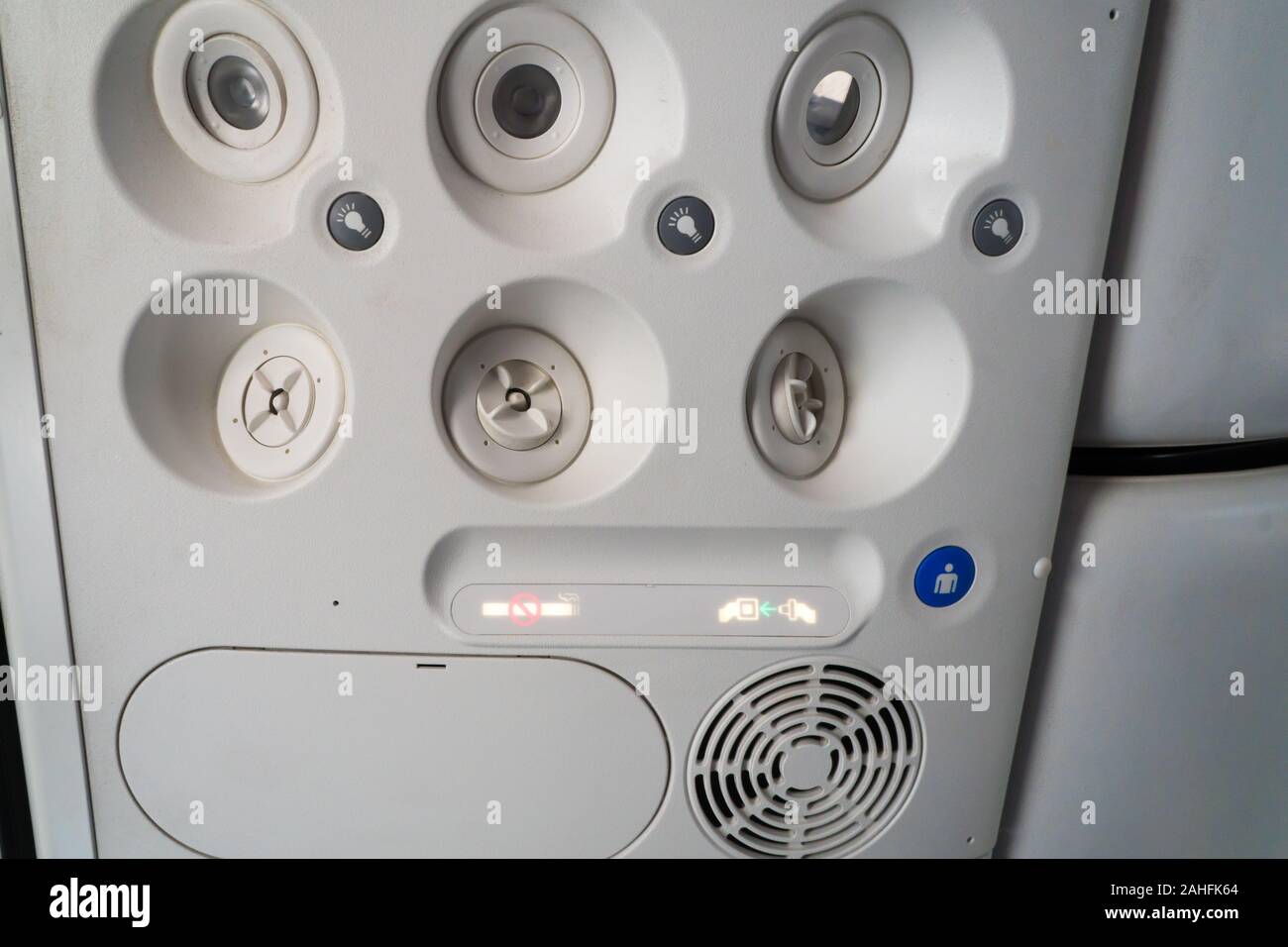 Overhead Passagier Steuereinheit oder Panel mit Klimaanlage, Beleuchtung und befestigen Sie Sicherheitsgurt im Flugzeug, Flugzeuge oder Flugzeug Stockfoto