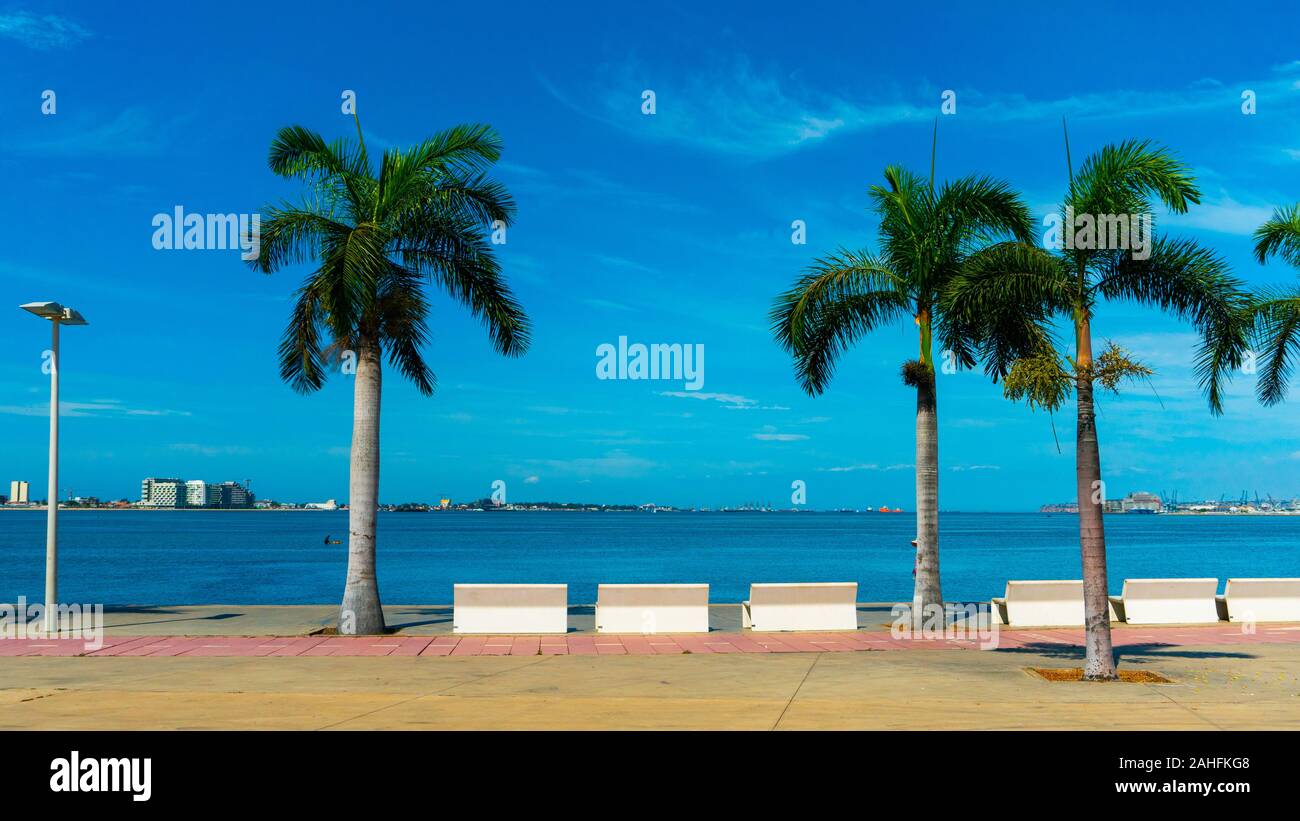 Sonniger Tag an der Bucht von Luanda oder Marginal de Luanda. Dezember 2019 Stockfoto