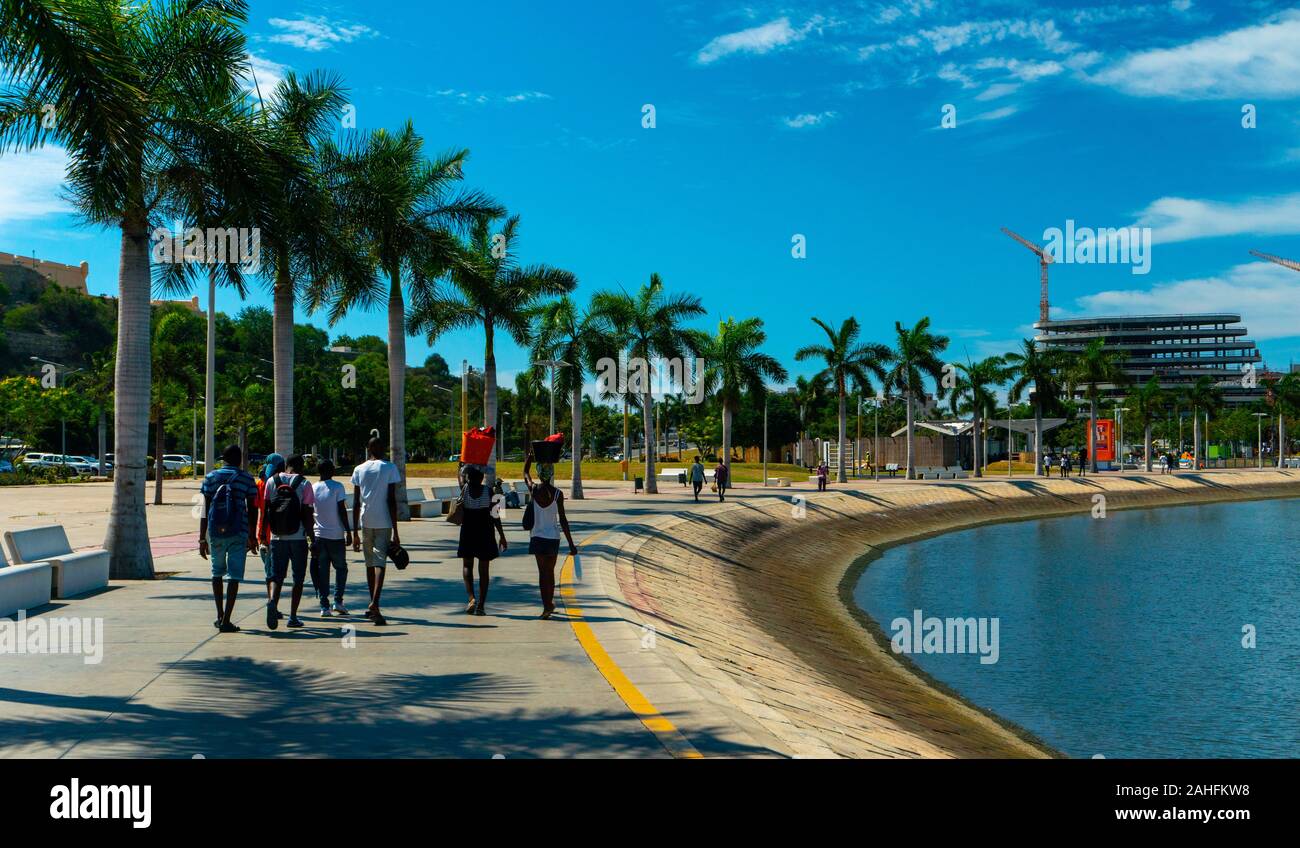 Luanda, angolanischer Zeit - 15. Dezember 2019: Menschen, die an einem sonnigen Tag in der Bucht von Luanda spazieren gehen. Redaktionelle Illustration. Stockfoto