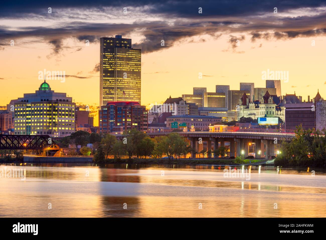 Albany, New York, USA Skyline auf dem Hudson River bei Sonnenuntergang. Stockfoto