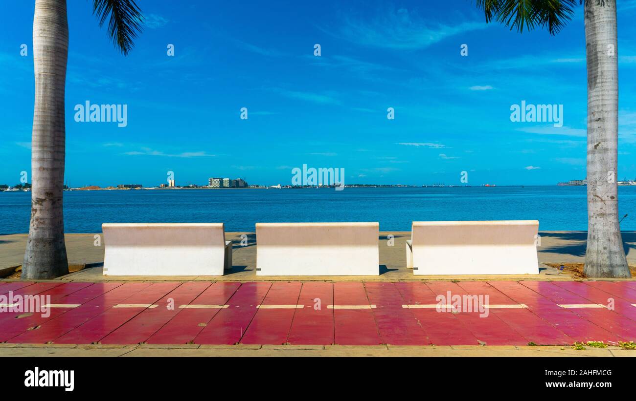 Sonniger Tag an der Bucht von Luanda oder Marginal de Luanda. Dezember 2019 Stockfoto