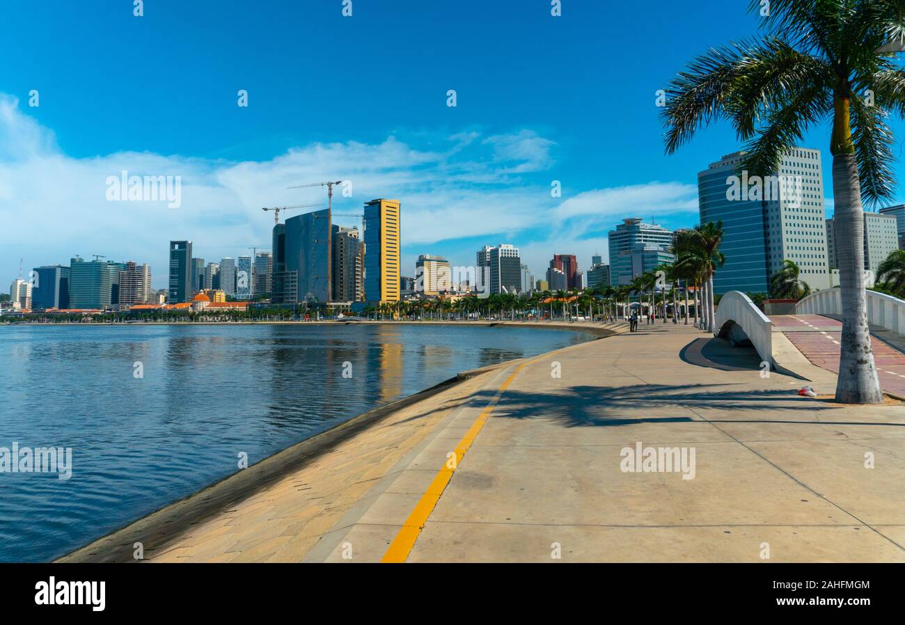 Luanda, angolanischer Zeit - 15. Dezember 2019: Menschen, die an einem sonnigen Tag in der Bucht von Luanda spazieren gehen. Redaktionelle Illustration. Stockfoto