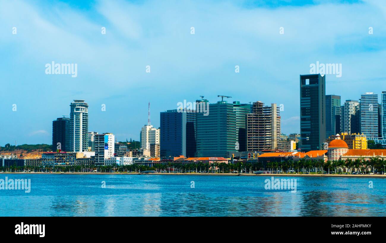 Skyline der Innenstadt von luanda, von der Luanda Bay oder Marginal de Luanda aus gesehen. Stockfoto