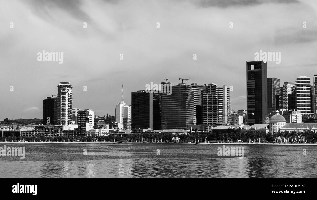 Skyline der Innenstadt von luanda, von der Luanda Bay oder Marginal de Luanda aus gesehen. Schwarzweißfoto. Hintergrundkonzept. Stockfoto