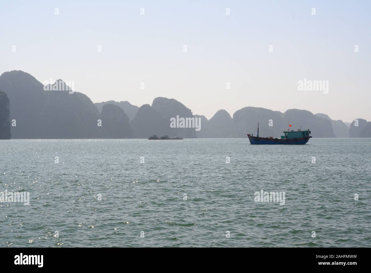 Ha Long Bucht, eine der schönsten Landschaften der Welt. Im Norden von Vietnam Stockfoto