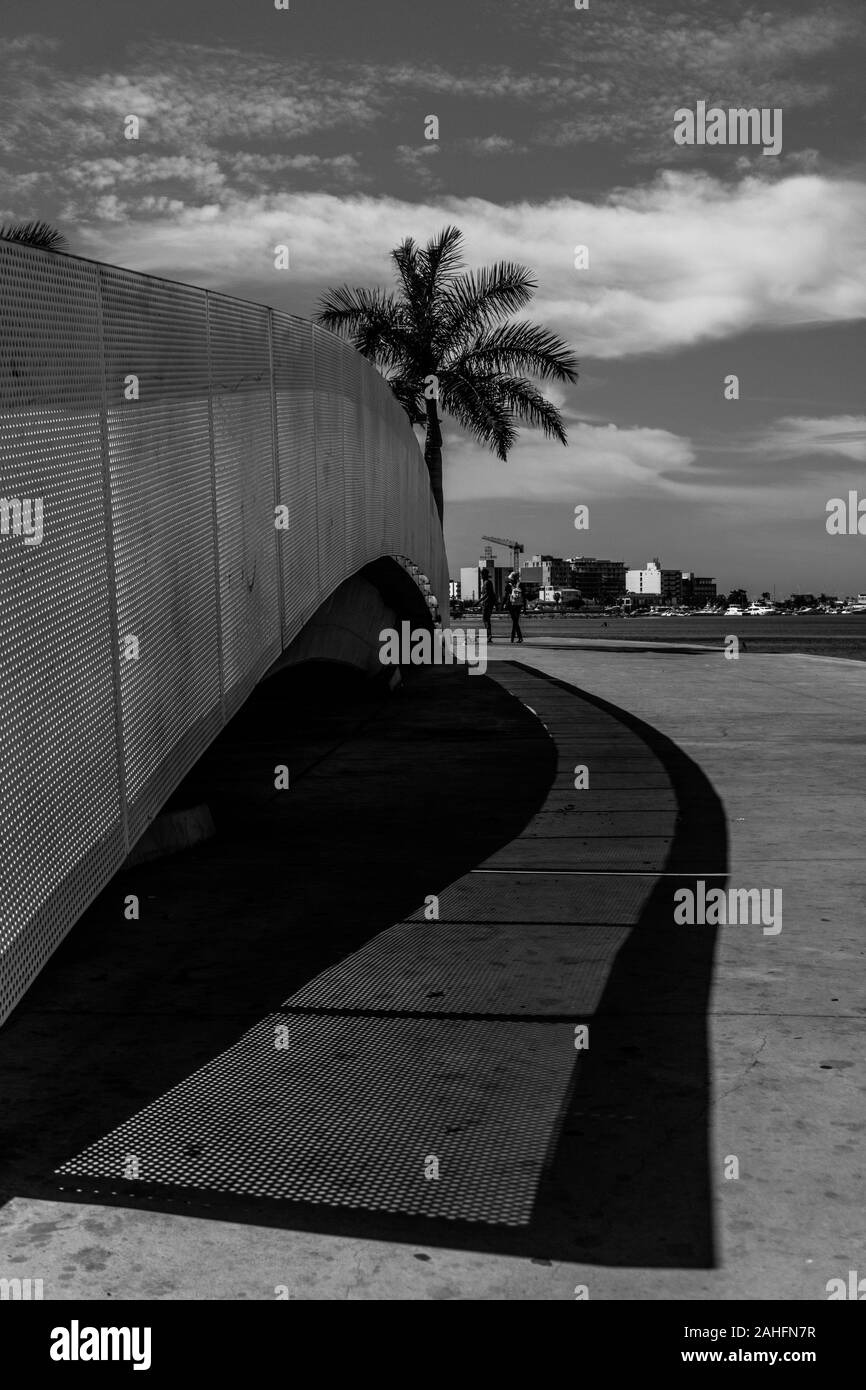 Luanda, angolanischer Zeit - 15. Dezember 2019: Menschen, die an einem sonnigen Tag in der Bucht von Luanda spazieren gehen. Redaktionelle Illustration. Stockfoto