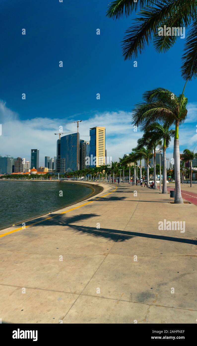 Sonniger Tag an der Bucht von Luanda oder Marginal de Luanda. Dezember 2019 Stockfoto