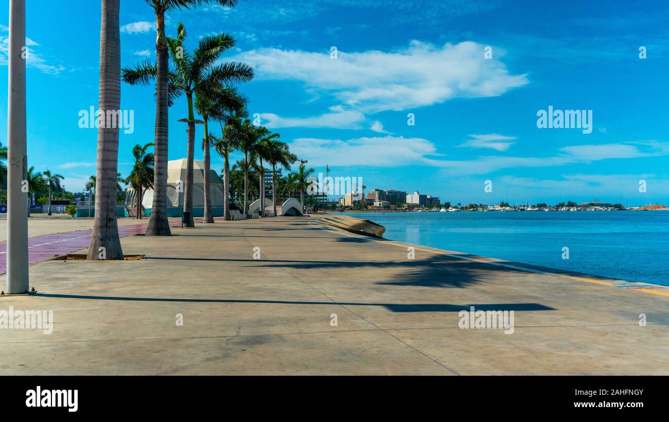 Sonniger Tag an der Bucht von Luanda oder Marginal de Luanda. Dezember 2019 Stockfoto