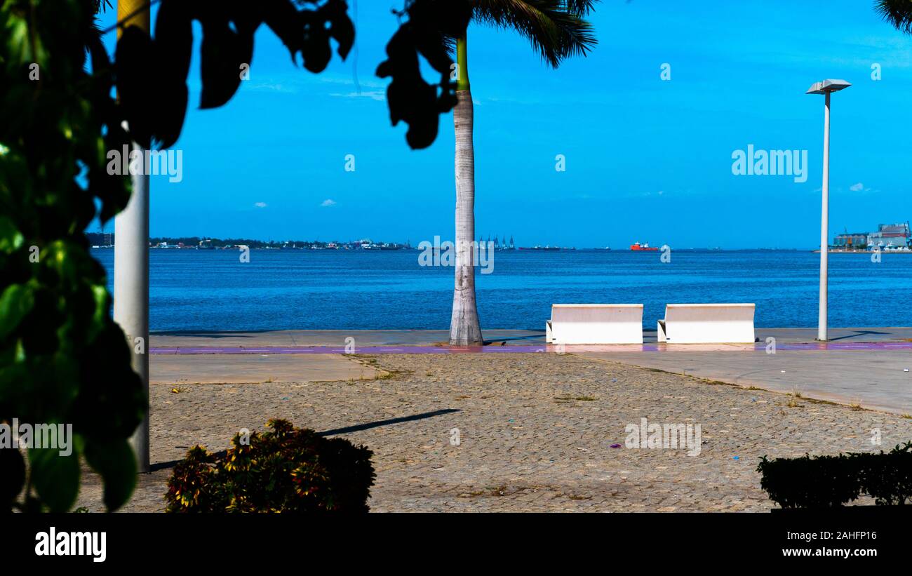 Sonniger Tag an der Bucht von Luanda oder Marginal de Luanda. Dezember 2019 Stockfoto