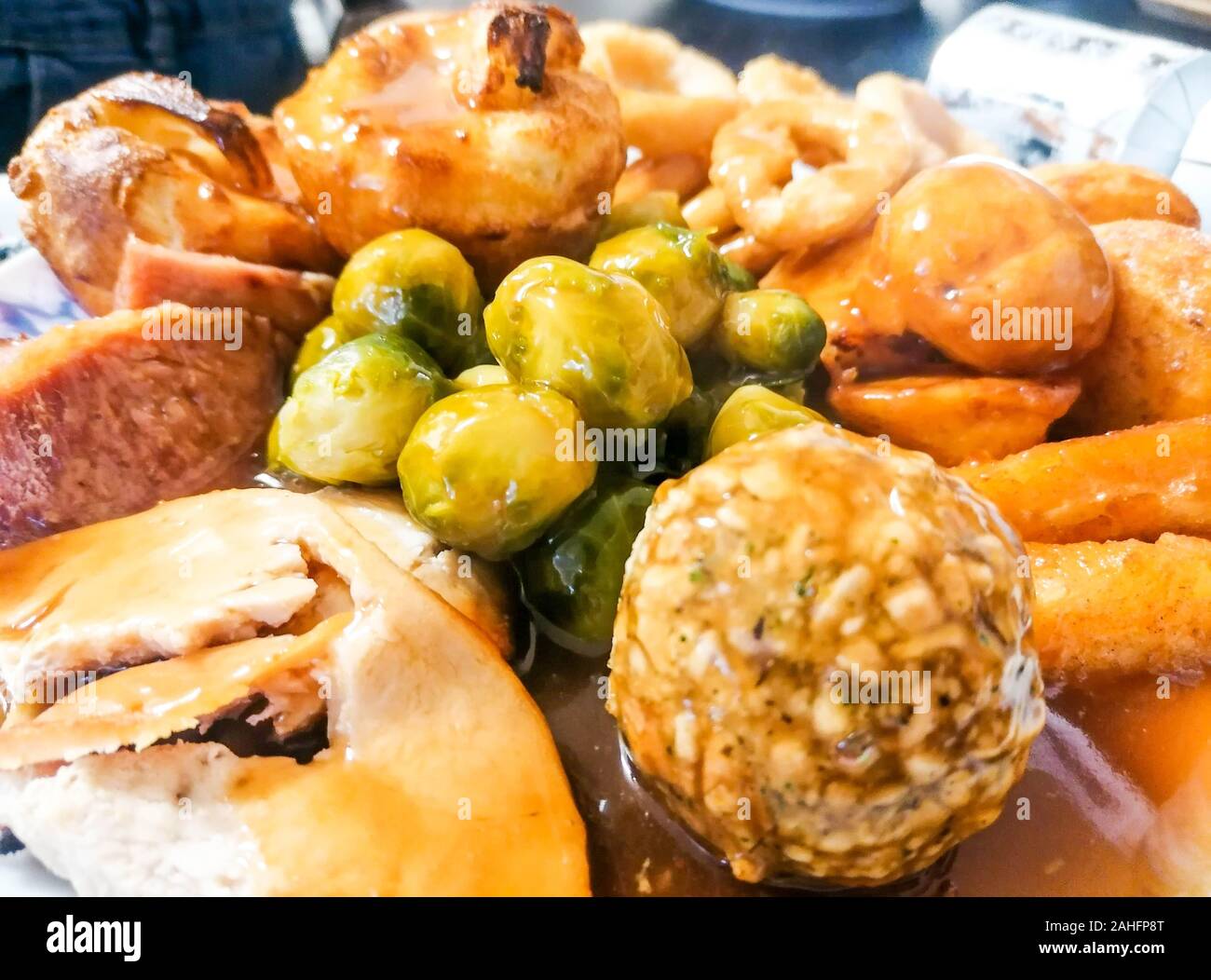 Einen leckeren Sonntagsbraten Abendessen, mit Güte gefüllt. Stockfoto