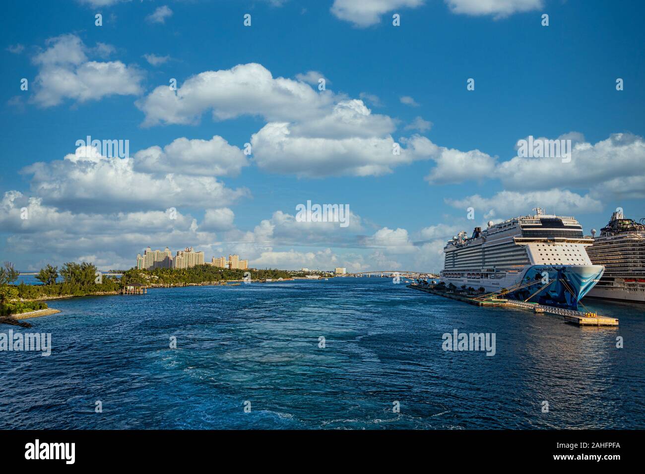 Kreuzfahrtschiffe und Resort in Nassau Stockfoto