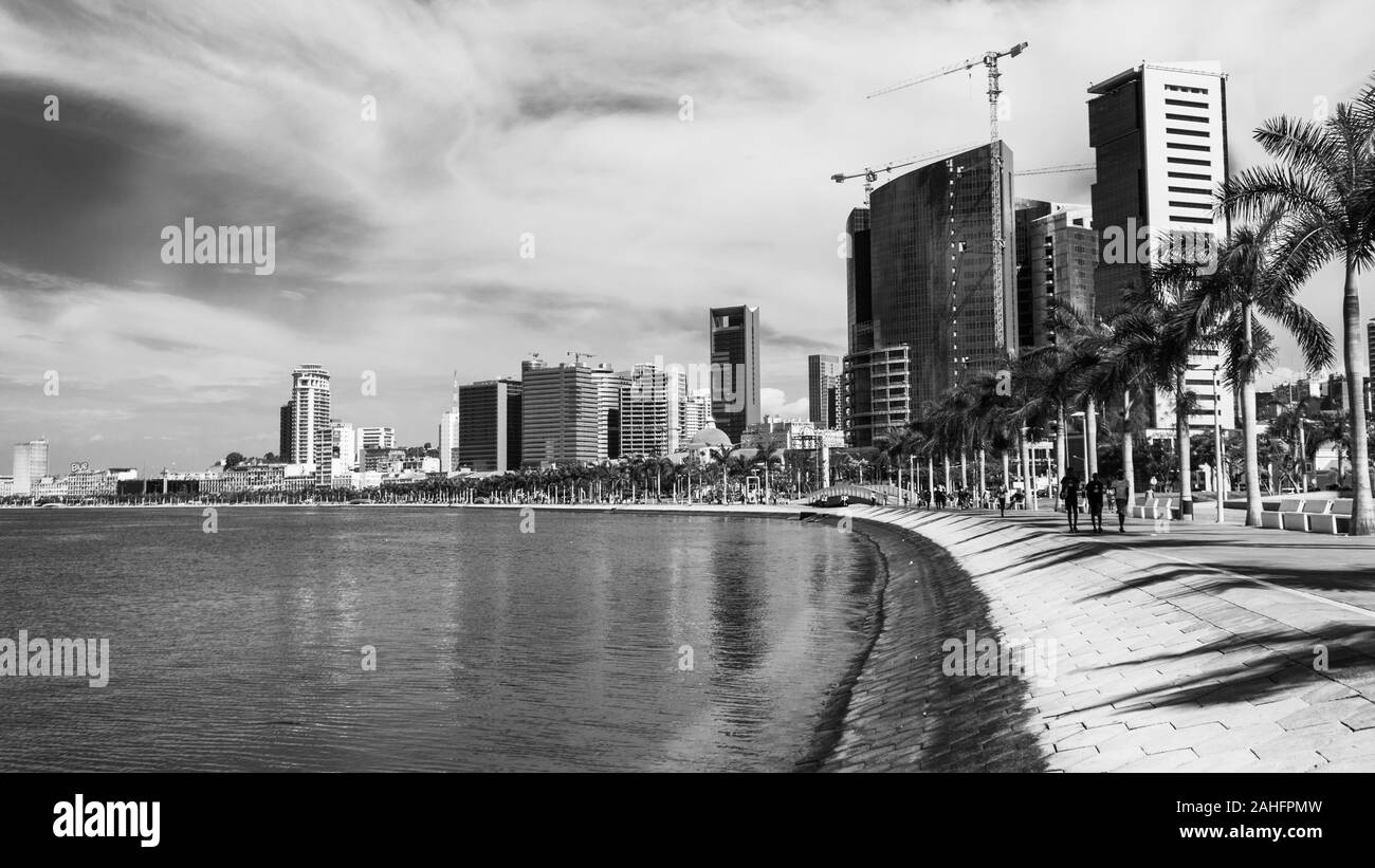 Schwarz-Weiß-Foto des Tages in der Bucht von Luanda oder Marginal de Luanda. Stockfoto