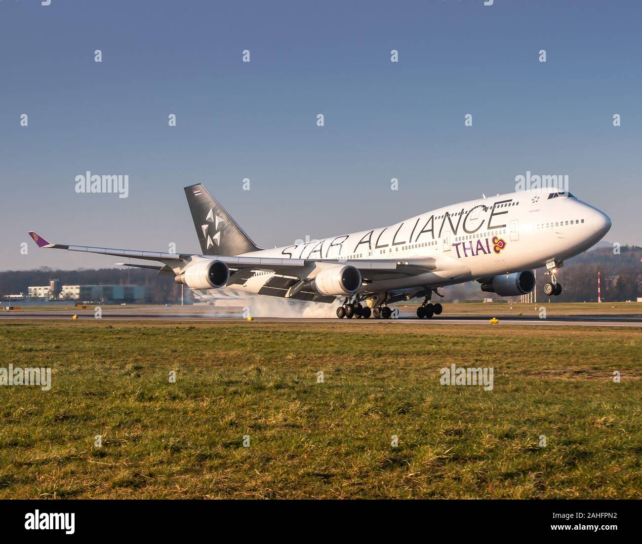 Zürich, Schweiz - 31. März 2019: Thai Airways Boeing 747 Flugzeug am Flughafen Zürich (ZRH) in der Schweiz. Boeing ist ein Hersteller von Flugzeugen base Stockfoto