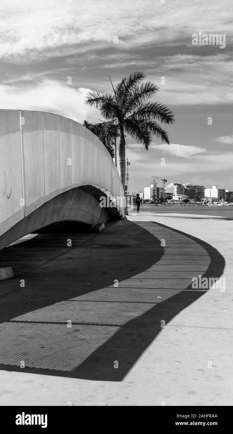 Schwarz-Weiß-Foto des Tages in der Bucht von Luanda oder Marginal de Luanda. Dezember 2019 Stockfoto