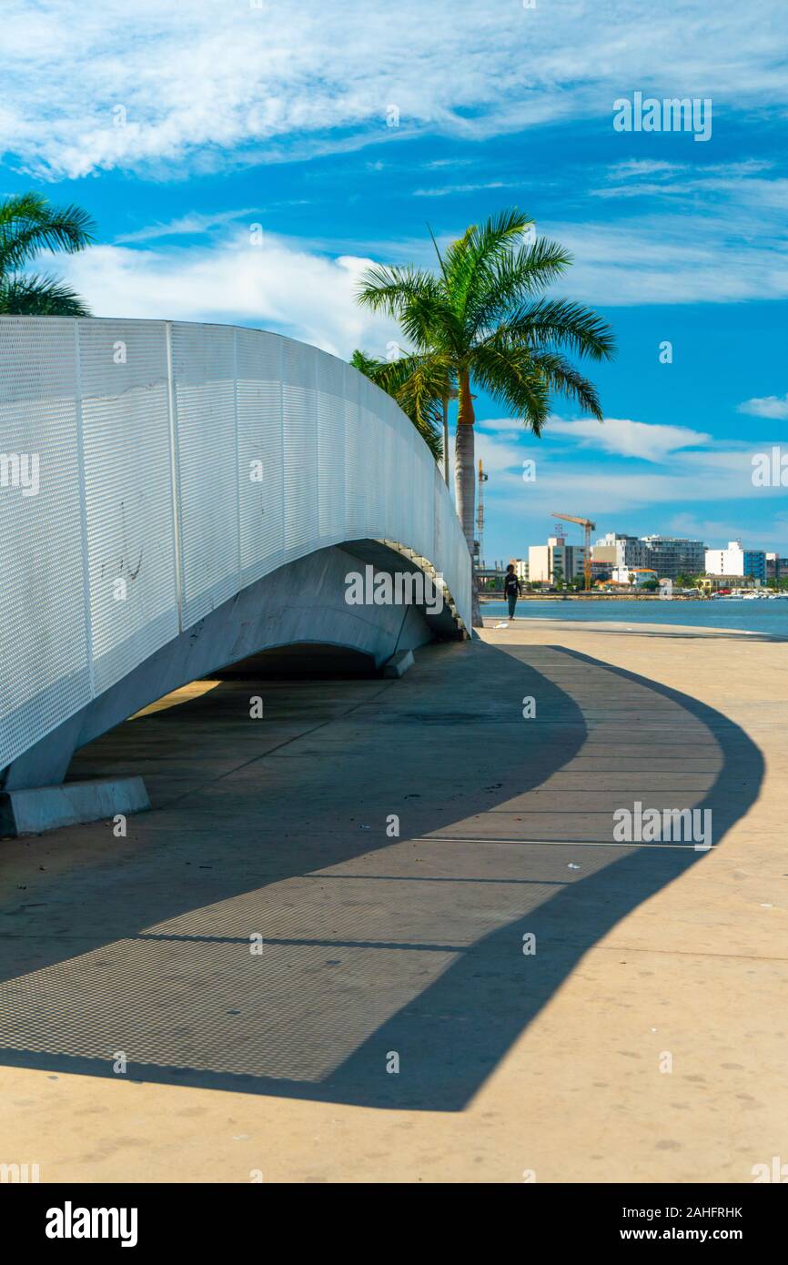 Sonniger Tag an der Bucht von Luanda oder Marginal de Luanda. Dezember 2019 Stockfoto