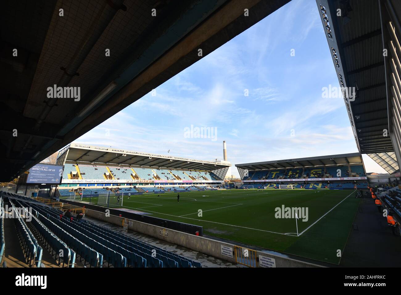 London, Großbritannien. 29 Dez, 2019. Allgemeine Ansicht des Stadions während der Sky Bet Championship Match zwischen Millwall und Brentford an der Höhle, London am Sonntag, den 29. Dezember 2019. (Credit: Ivan Jordanov | MI Nachrichten) Credit: MI Nachrichten & Sport/Alamy leben Nachrichten Stockfoto